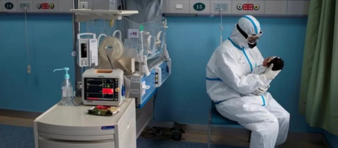 Νοσηλευτής στην Ινδονησία είχε ερωτικές περιπτύξεις με άνδρα ασθενή του κορωνοϊού στο... μπάνιο του νοσοκομείου